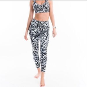 ZYIA Leopard Light N Tight Hi-Rise 7/8 Leggings Size 4 Black & White